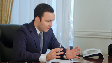 Proje Ofisi tartışırken işadamı