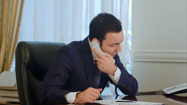 İşadamı bitirmek arama ve Office belgeleri ile çalışmaya başlayın