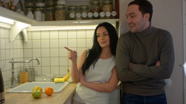 Mutlu çift evde mutfak pişirme sırasında söz