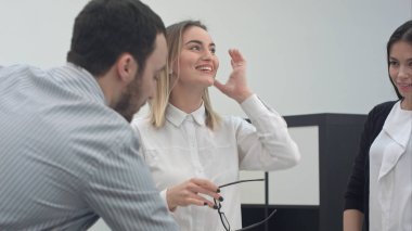 Erkek patron ofis toplantı sırasında iki kadın arkadaşları talimat
