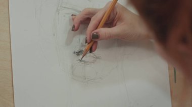 Kadının kalemle çizim klasik adam yüz el