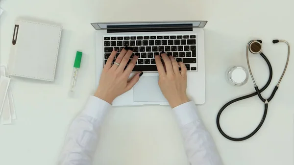 Médico femenino manos escribiendo en el ordenador portátil — Foto de Stock