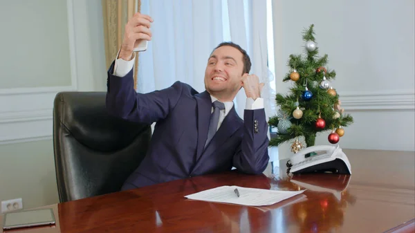 Jefe tomando selfies divertidos con árbol de año nuevo, sonriendo — Foto de Stock