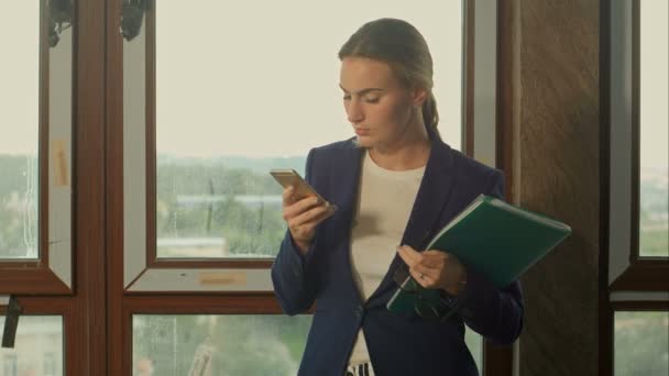 นักธุรกิจหญิงดูแลการใช้โทรศัพท์มือถือในสถานที่ก่อสร้าง — วีดีโอสต็อก