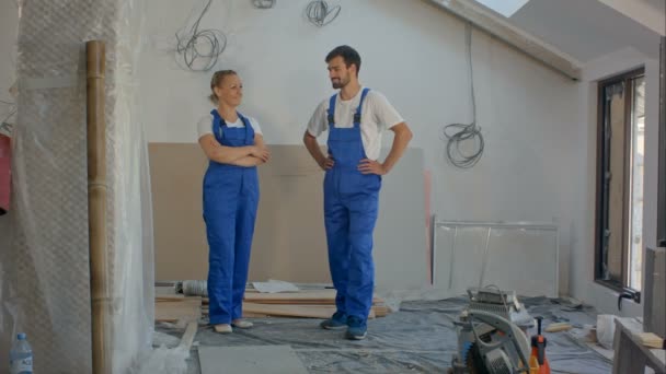 Fröhliches Arbeiter-Team im Innenraum lächelt in die Kamera — Stockvideo