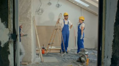 İnşaat site takım veya mimar ve Oluşturucusu'nu veya işçi denetleme veya tartışma planı veya blueprint sahip kask ile