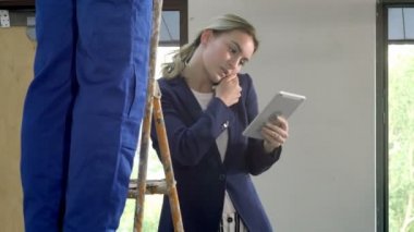 Daireli ev bir tablet pc ve mühendis ekibi ile Mimar