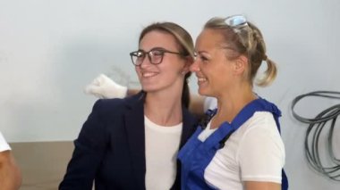 Mimar ve inşaat mühendisi veya kapalı bir ev inşaat alanında tokalaşırken arazi