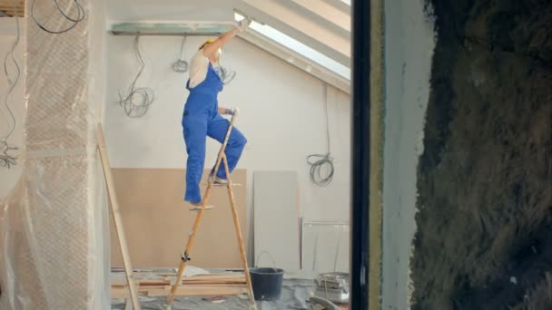 Stavební stavitelé točit opravy v bytě. Masters práce s barvou vrták a elektřiny — Stock video