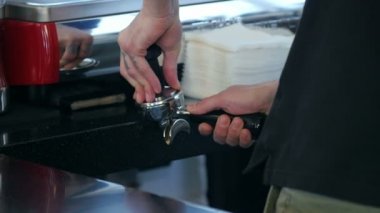 Otomatik kahve makinesinden kahve yapma işlemi