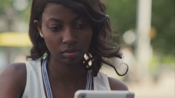 Αφρικανική αμερικανική γυναίκα χρησιμοποιώντας το tablet — Αρχείο Βίντεο