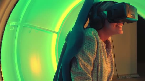 Enthousiast jonge vrouw genieten van virtual reality attractie — Stockvideo
