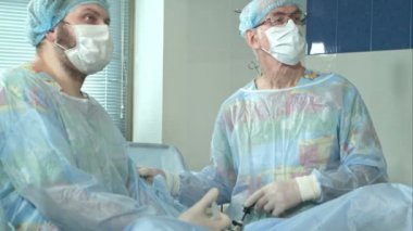 İki cerrahlar hastanede çalışma