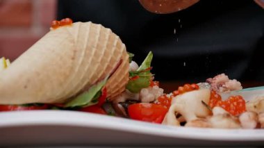 Sebze salatası için tuz ekleme