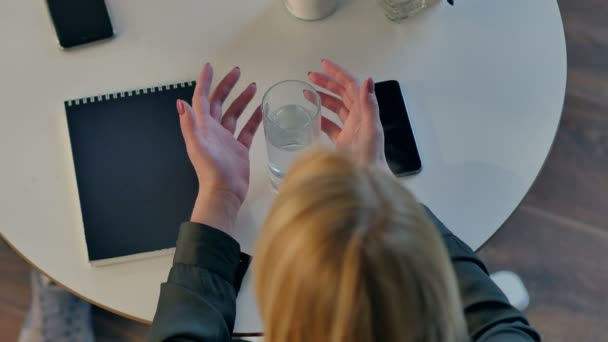 Mani femminili che tengono il vetro d'acqua in caffè — Video Stock