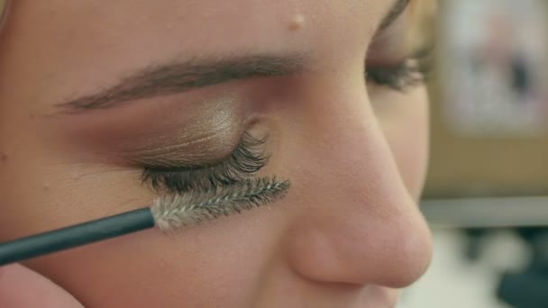 Combing women new long black eyelashes — Stock Video