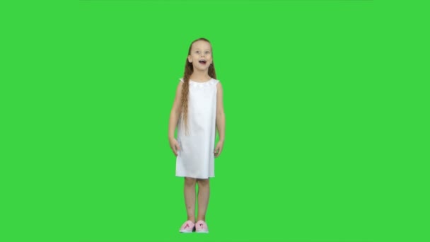 Joven dama está vestida con precioso vestido y zapatos blancos cantando una canción en una pantalla verde, Chroma Key — Vídeos de Stock