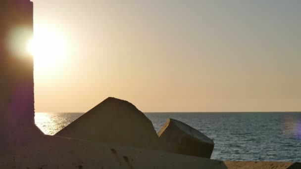 Apus de soare deasupra mării privit din stânci — Videoclip de stoc