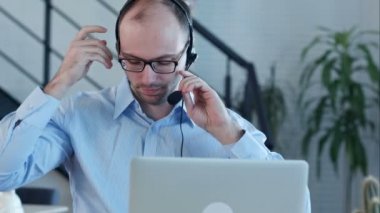 Genç adam bir çağrı merkezinde