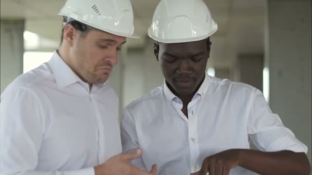 Führungsteam auf der Baustelle: Festlich gekleidete Menschen lesen Bautafel vor dem Gebäude — Stockvideo