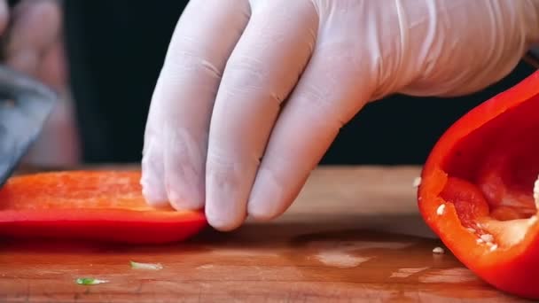 Utting pimenta vermelha na mesa de madeira — Vídeo de Stock