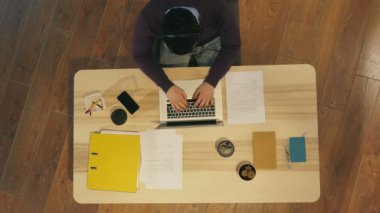 Genç adam bir bilgisayarda bir çağrı merkezinde çalışan