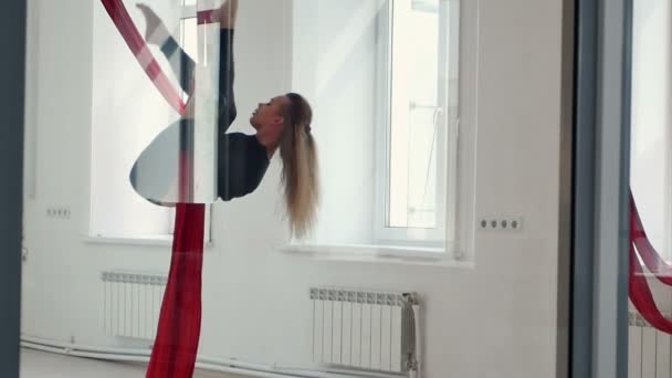 Bela pole dancer tem um treino com seda aérea em estúdio — Vídeo de Stock