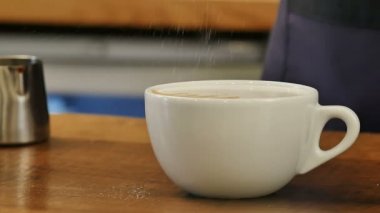 Latte sanat ahşap plaka ile beyaz ve küçük fincan kahve servis