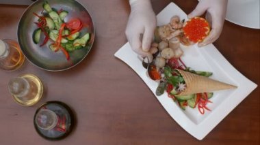 Taze sebze salatası havyar dekorasyon