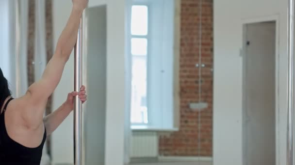 Ung sexig kvinna utöva poledance i en klass — Stockvideo