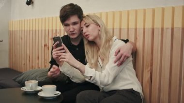 Kahvaltı kahve evinde mutlu çift ve ve cep telefonu kullanma