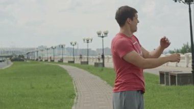 Yakışıklı atlet açık havada koşu önce ısınma