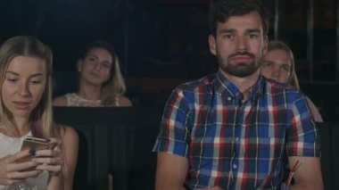 telefon sesli kadın tiyatro seyirci frustrates.