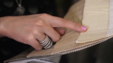 Kumaş renk örnekleri kendi müşterilerine gösterilen ve Tekstil dokuları dokunmak Ev dekoratör
