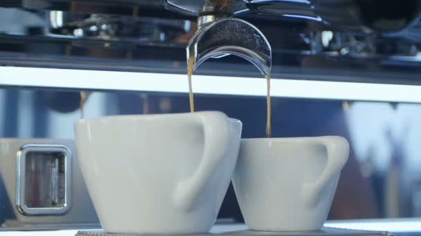 Espresso in eine Tasse gießen — Stockvideo