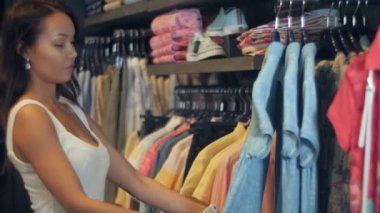 Dükkanda bir t-shirt seçme güzel kız