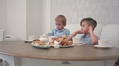 Annem ve babam erkek çocuklarının kafeterya masada katılmadan