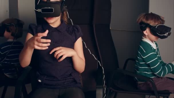 Tre bambini piccoli in auricolari vr godendo di gioco di realtà virtuale — Video Stock