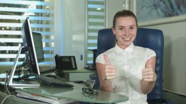 Neşeli memur gösteren thumbs up kameraya arıyor