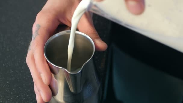 Barista derrama leite fazendo cappuccino ou latte — Vídeo de Stock