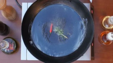 Taze deniz ürünleri tavada koyarak