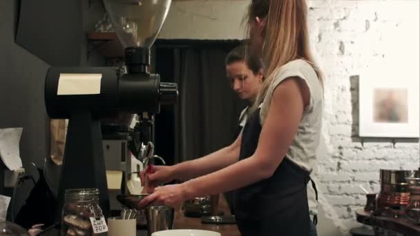 Två unga kvinnliga barista arbetar i kafé, pareparing kaffe — Stockvideo