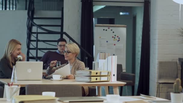 Dos mujeres tomando un café juntas en la oficina — Vídeo de stock
