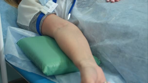 Enfermera poniendo inyección intravenosa en el brazo del paciente para la medicina por goteo — Vídeo de stock