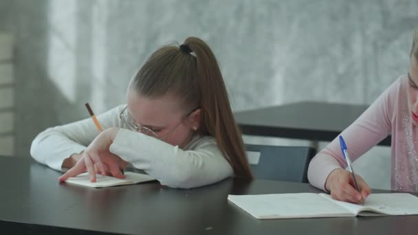 Mladé dívky v učebně soustředit se na jejich testu — Stock video