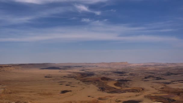 Вид на каменную пустыню с голубым небом — стоковое видео