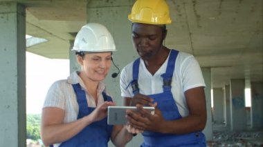 İnsanlar inşaat elektronik tablet sitede kullanma
