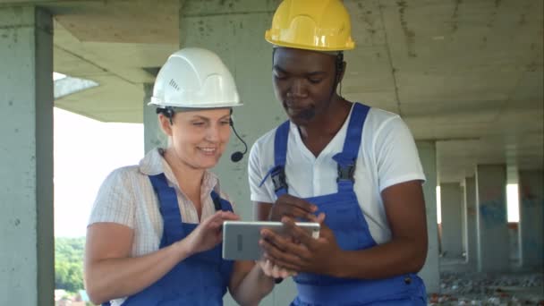 Bauarbeiter mit elektronischem Tablet vor Ort — Stockvideo