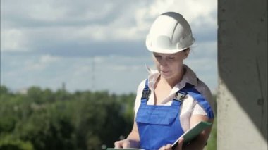 Şantiyede belgelerle kadın inşaat mühendisi mimar