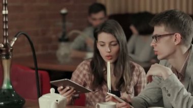 Dijital tablet ve sigara nargile Shisha Cafe kullanarak çift